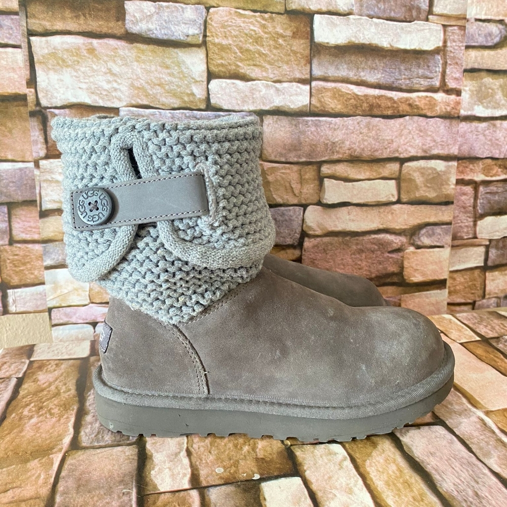 UGG Shaina Grey Suede Sweater Cuff Women's Bootie size 7.